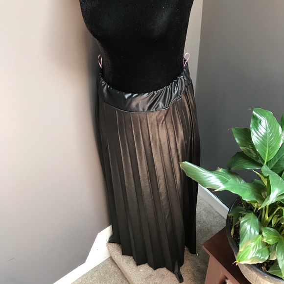 NWOT Women’s Skirt Size 40 - Picture 1 of 5